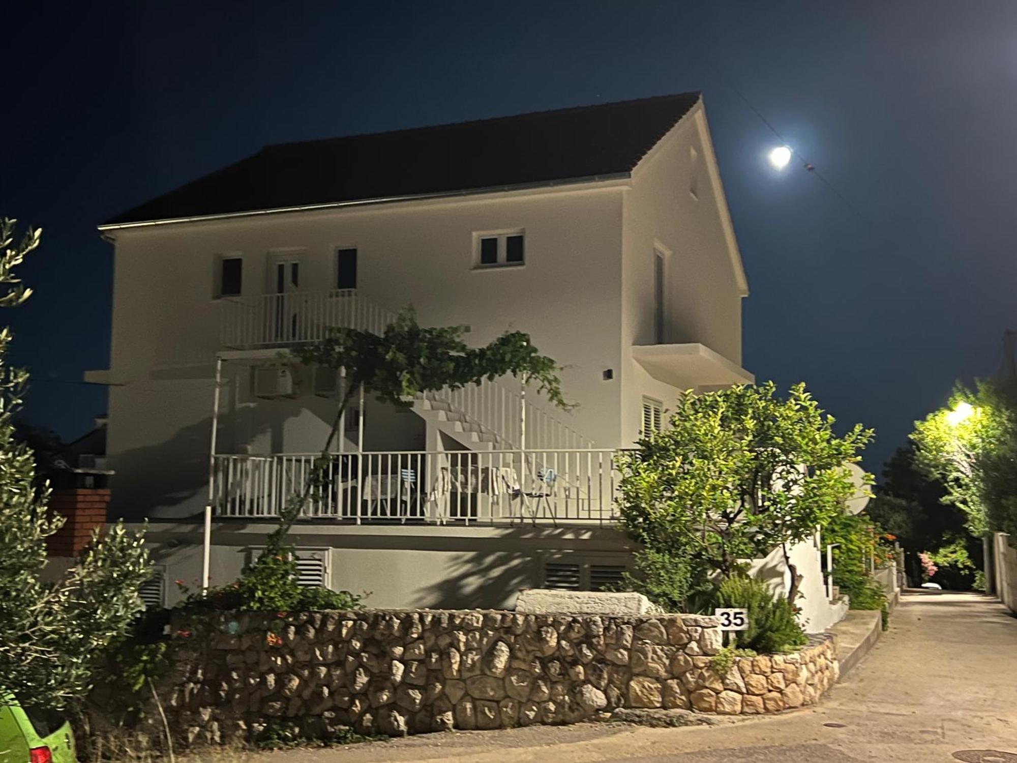 Apartments Nikola Stipisic ฮวาร์ ภายนอก รูปภาพ
